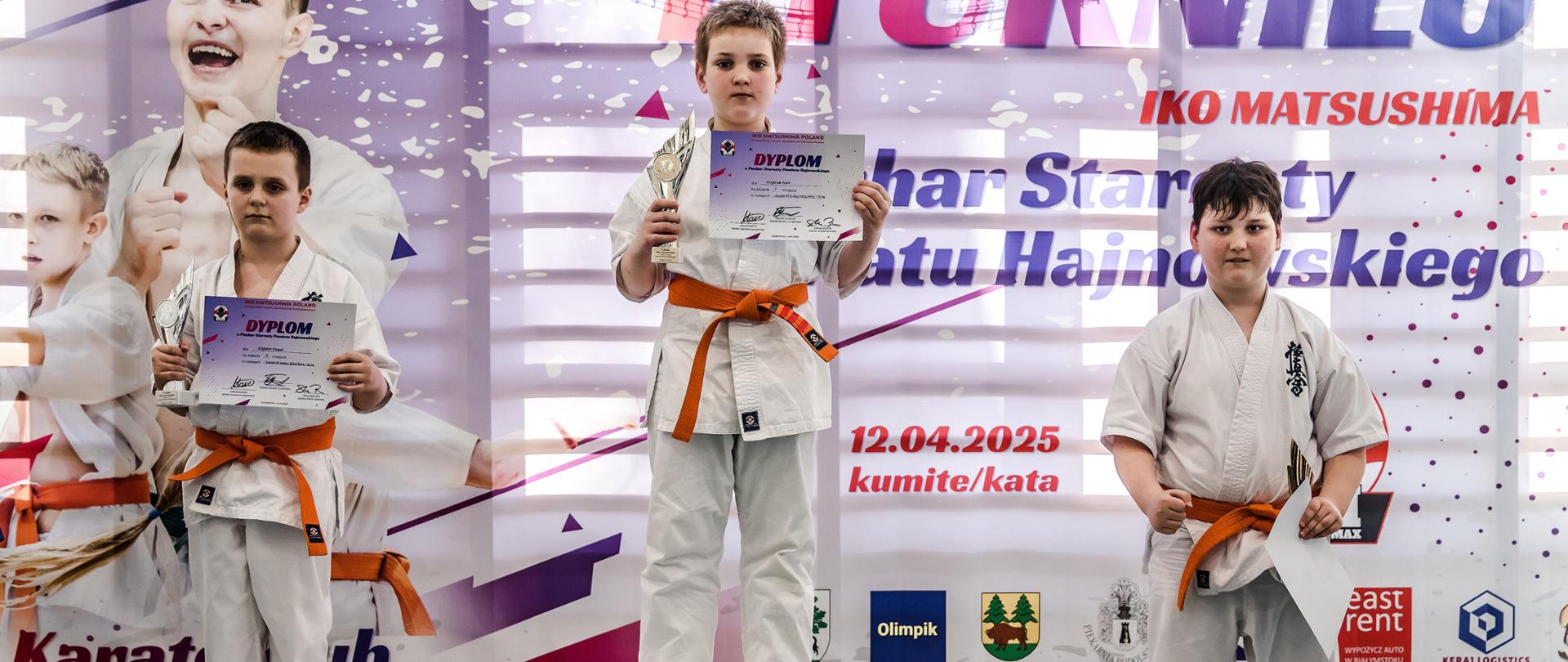 Zwycięzcy turnieju w swojej kategorii pozują na podium