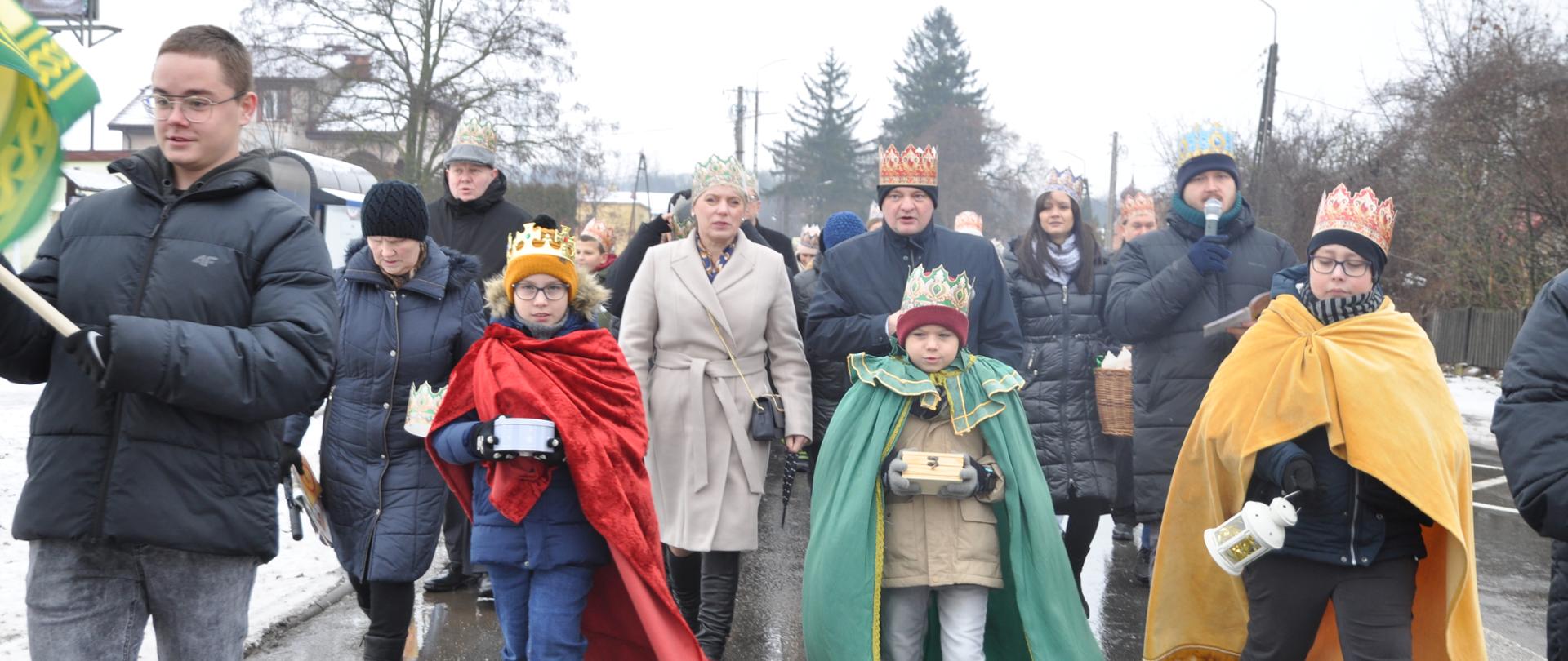 Uczestnicy Orszaku podążali za Trzema Królami