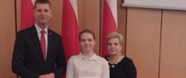 Uczennica z II LO z DNJB pozuje z promesą
