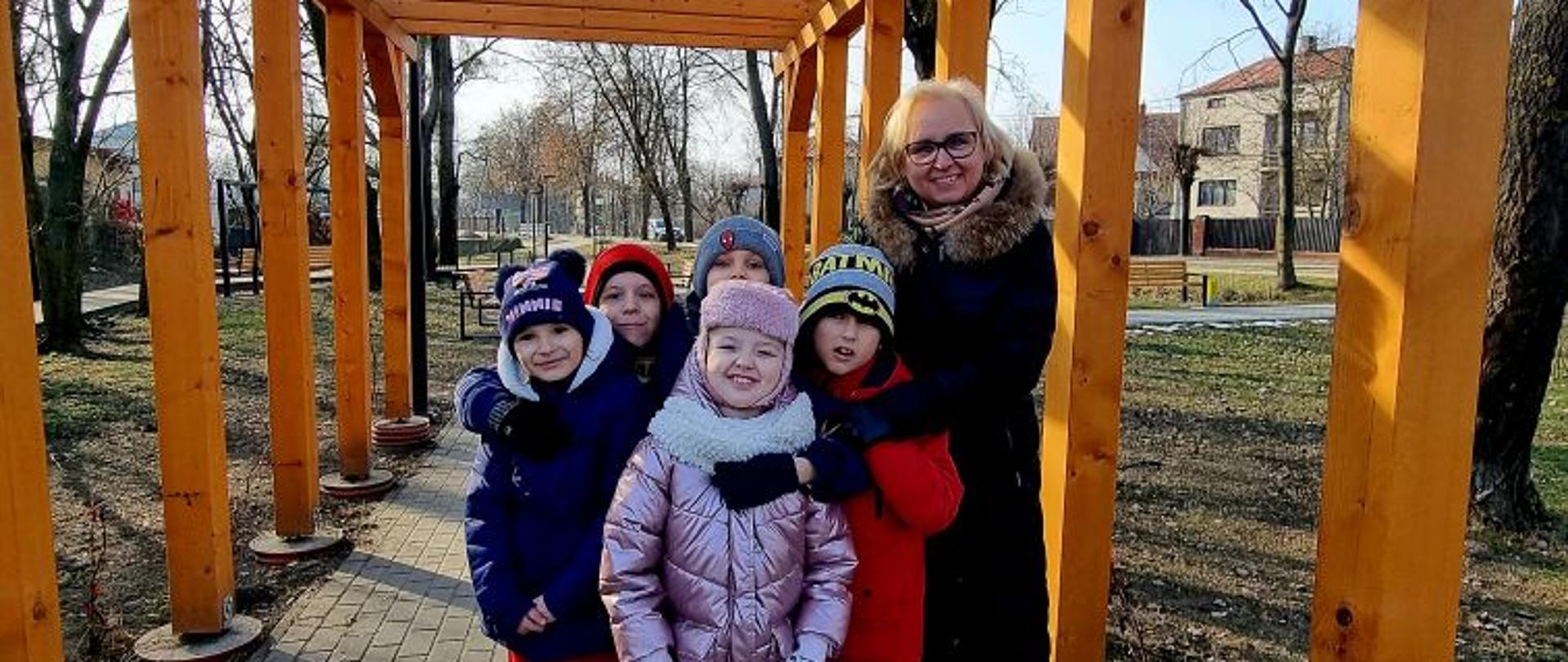 Dyrektor Przedszkola pozuje do zdjęcia z dziećmi