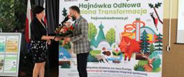 Dyrektor II LO wręcza kwiaty Prodziekan z Politechniki Białostockiej