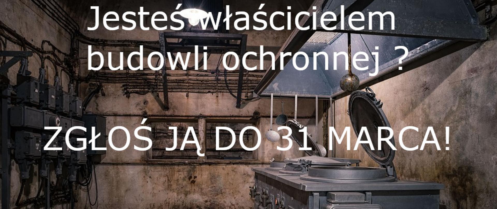 Na zdjęciu, w tle znajduje się schron wraz z wyposażenie, a na pierwszym planie tekst informujący o zgłoszeniu schronów i miejsc schronienia do 31 marca.