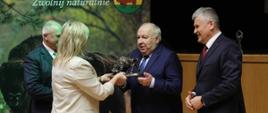 Starosta Hajnowski oraz Wicestarosta wręczają nagrodę specjalną Dyrektorowi przedsiębiorstwa PRONAR