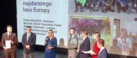 Katarzyna Miszczuk - członkini grupy nieformalnej "Aktywni dla Puszczy" odbiera nagrodę