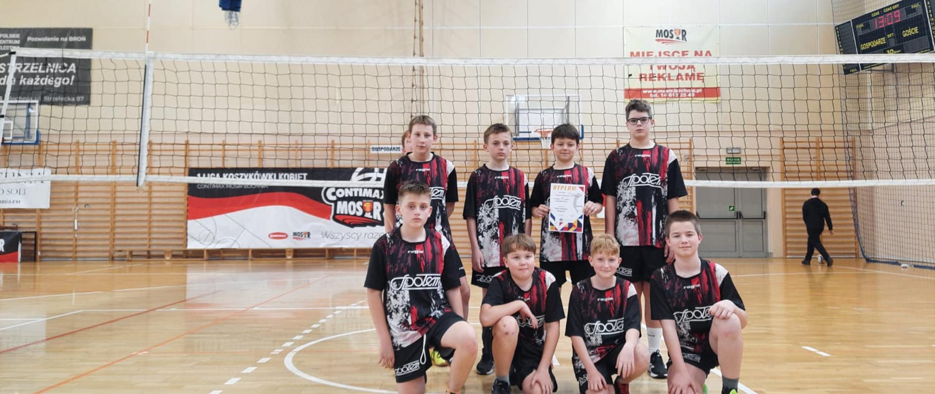 Uczniowie podczas gry w siatkówkę