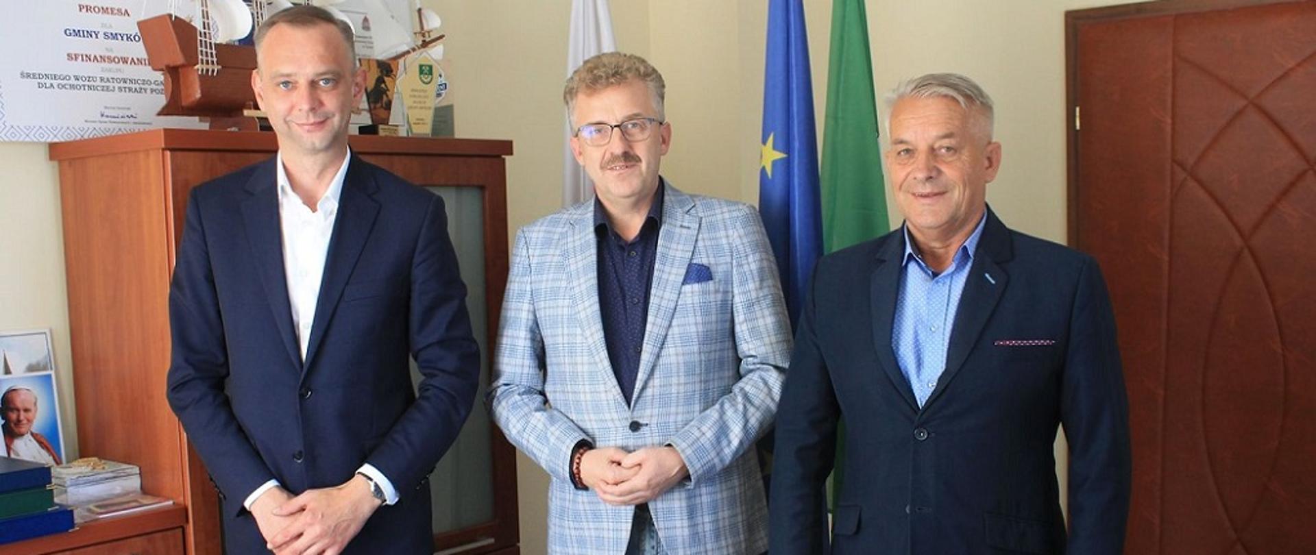Stoją od lewej: wójt gminy Smyków, starosta konecki, wicewójt gminy Smyków