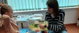 Dzieci uczestniczące w zajęciach z bibliotekarką