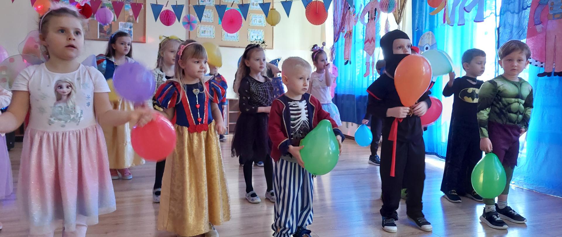 Wspólny taniec przedszkolaków z balonami do przygotowanego układu tanecznego.