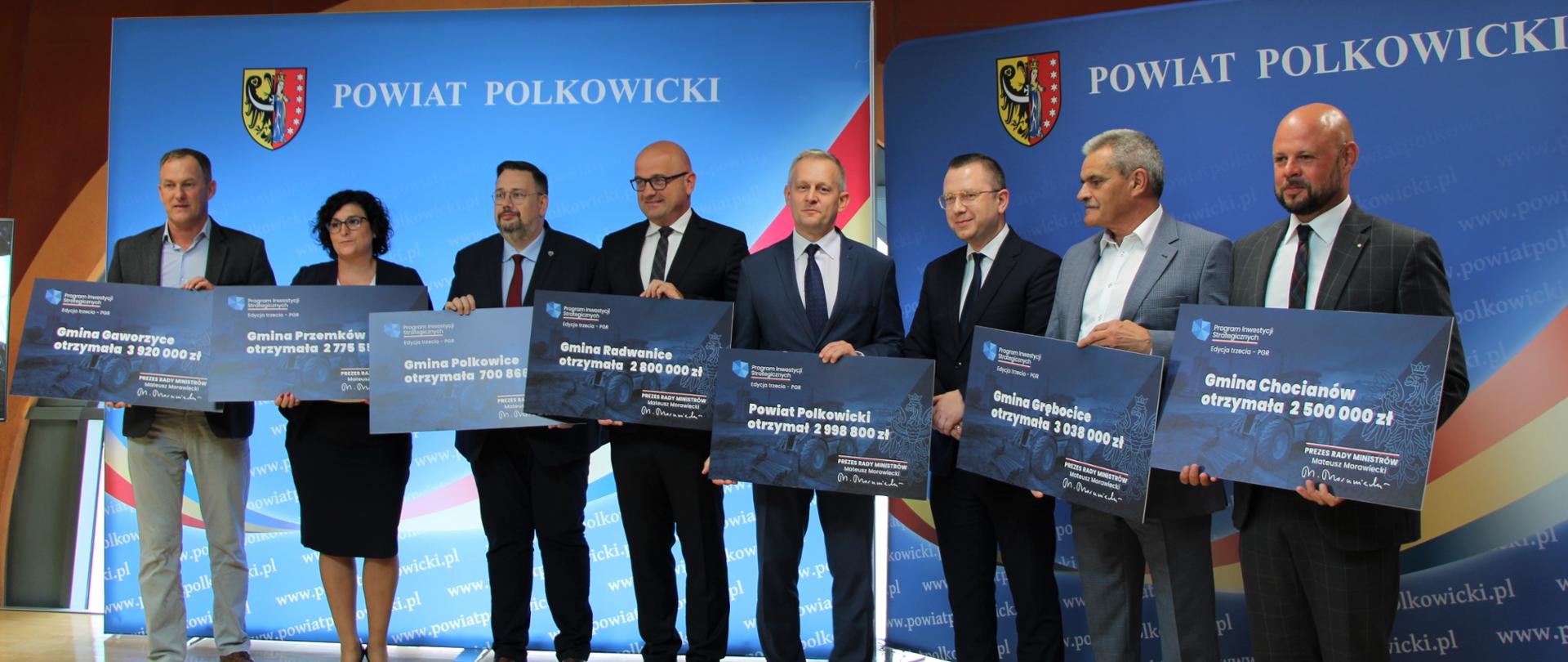 Sekretarz Stanu KPRM Krzysztof Kubów, Starosta Polkowicki oraz przedstawiciele gmin powiatu polkowickiego podczas wręczania promes 