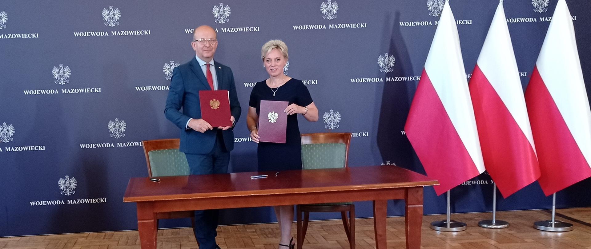 Wojewoda Mazowiecki Konstanty Radziwiłł i Wójt Gminy Repki Apolonia Stasiuk podpisali umowę