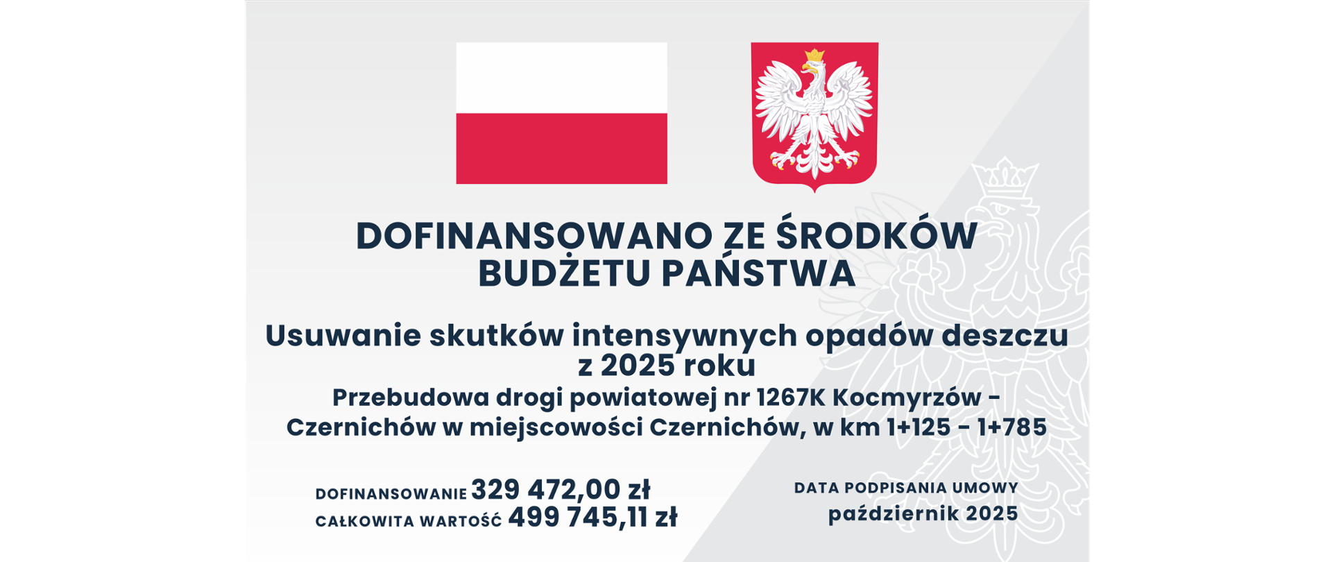 Tablica informacyjna- usuwanie skutków intensywnych opadów deszczu z 2025 roku na przebudowę drogi powiatowej 1267K Kocmyrzów – Czernichów w miejscowości Czernichów, u góry tablicy flaga i godło Polski
