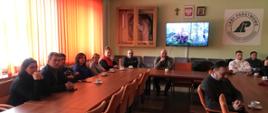 Nauczyciele siedzą w sali konferencyjnej, rozmawiają z leśnikami