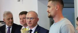 Moment wręczenia pucharów nagrodzonym sportowcom