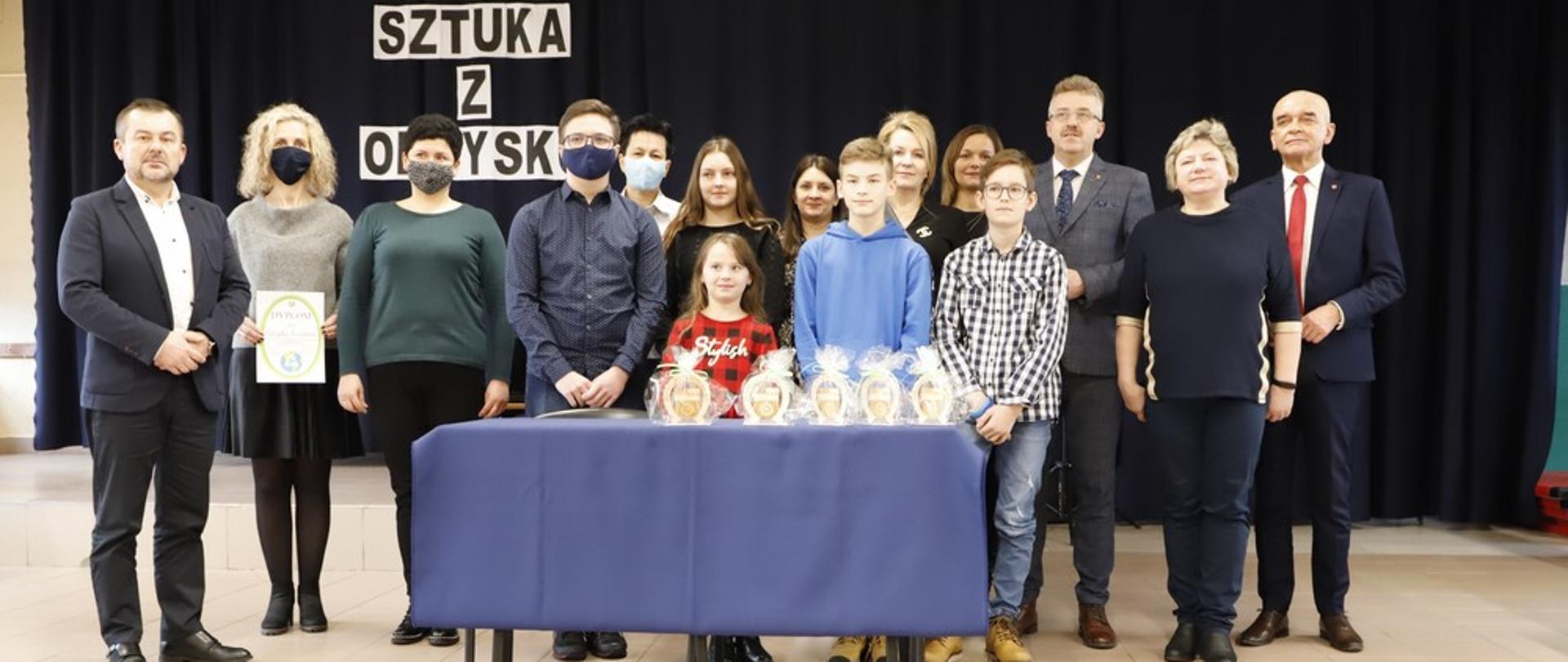 Uczestnicy konkursu i ich opiekunowie ze starostą Grzegorzem Piecem, członkiem zarządu Jarosławem Staciwą, naczelnikiem Krzysztofem Stacherą oraz dyrektor Beatą Jakubowską