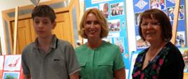 Uczestnik konkursu pozuje z dyplomem i dyrekcją HDK