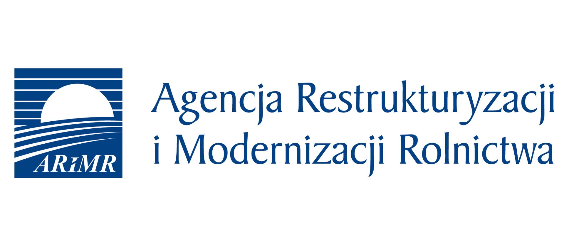 Logo w w kolorze biało - niebieskim - niebieski kwadrat z białymi poziomymi liniami , półokręgiem i napisem ARiMR