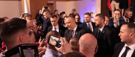 Prezydent wita się z uczestnikami wydarzenia