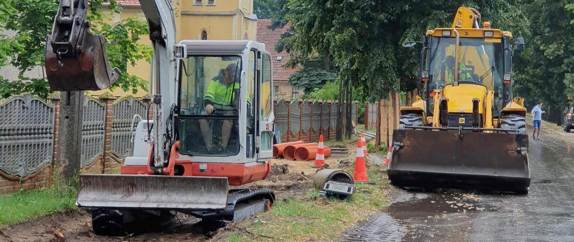Koparki pracujące przy budowie chodnika w Zbytowej