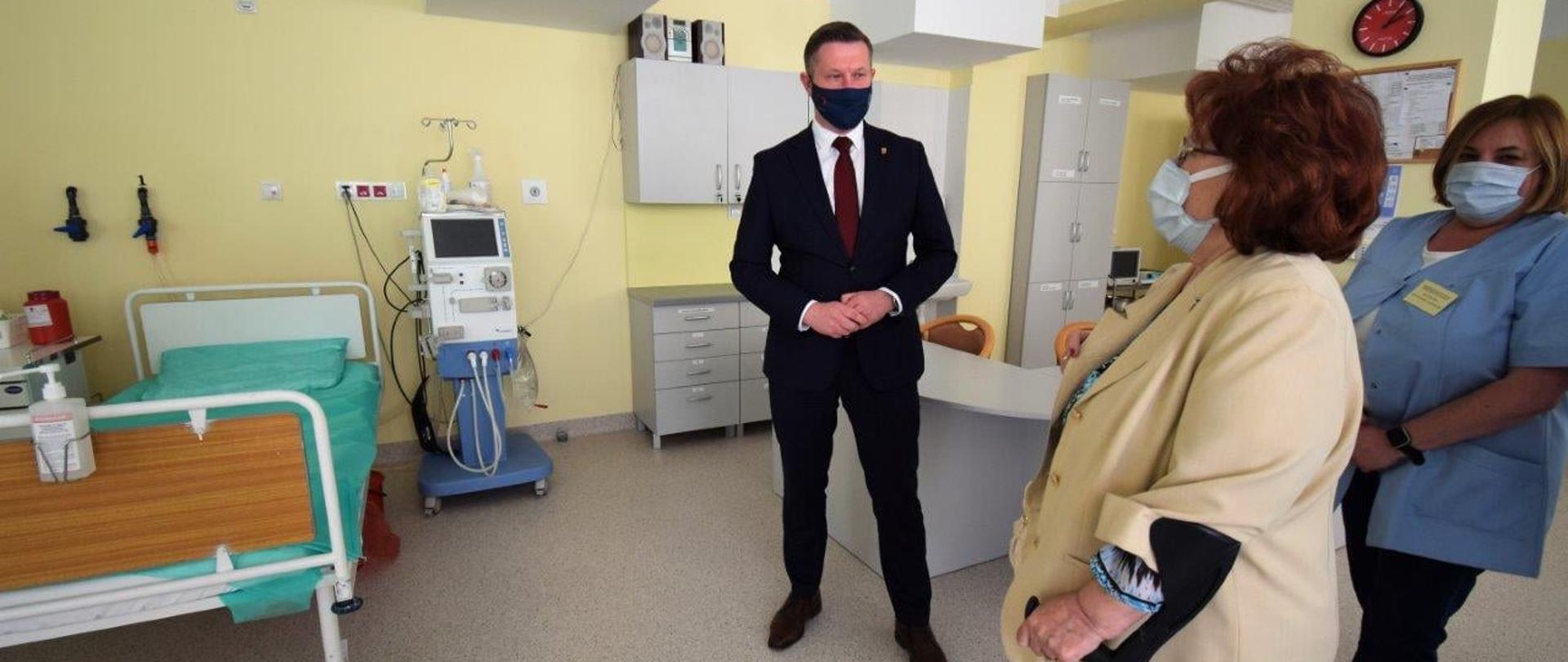 Starosta Jan Bolesław Perkowski w rozmowie z pierwszym kierownikiem Stacji Dializ dr Ireną Roszkowską - Łubą..
