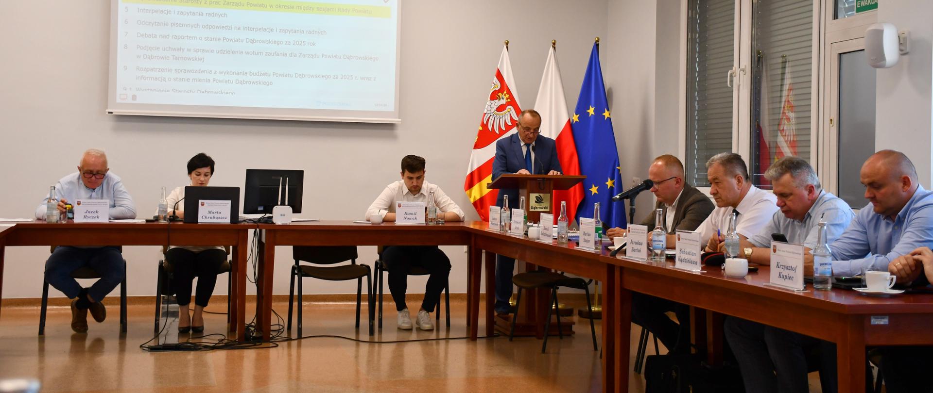 Radni Rady Powiatu podczas posiedzenia