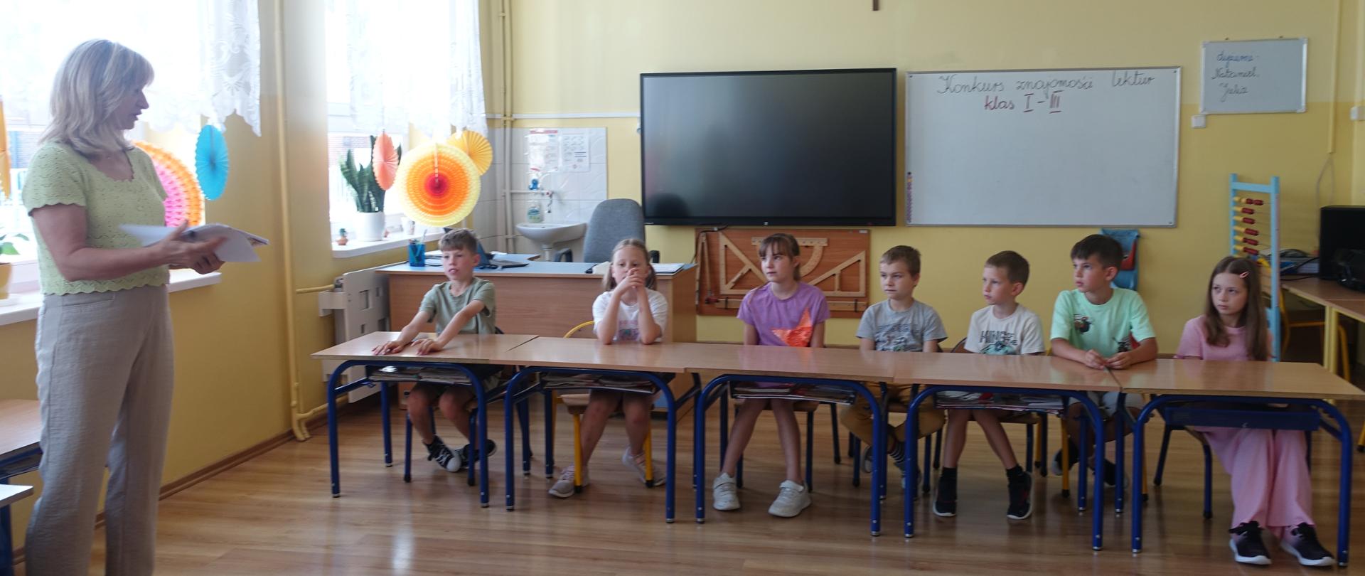 Uczniowie klas I-III w sali lekcyjnej podczas konkursu