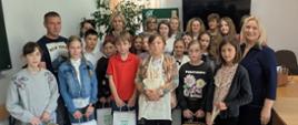 Uczestnicy konkursu pozują do zdjęcia wraz z przedstawicielami organizatora