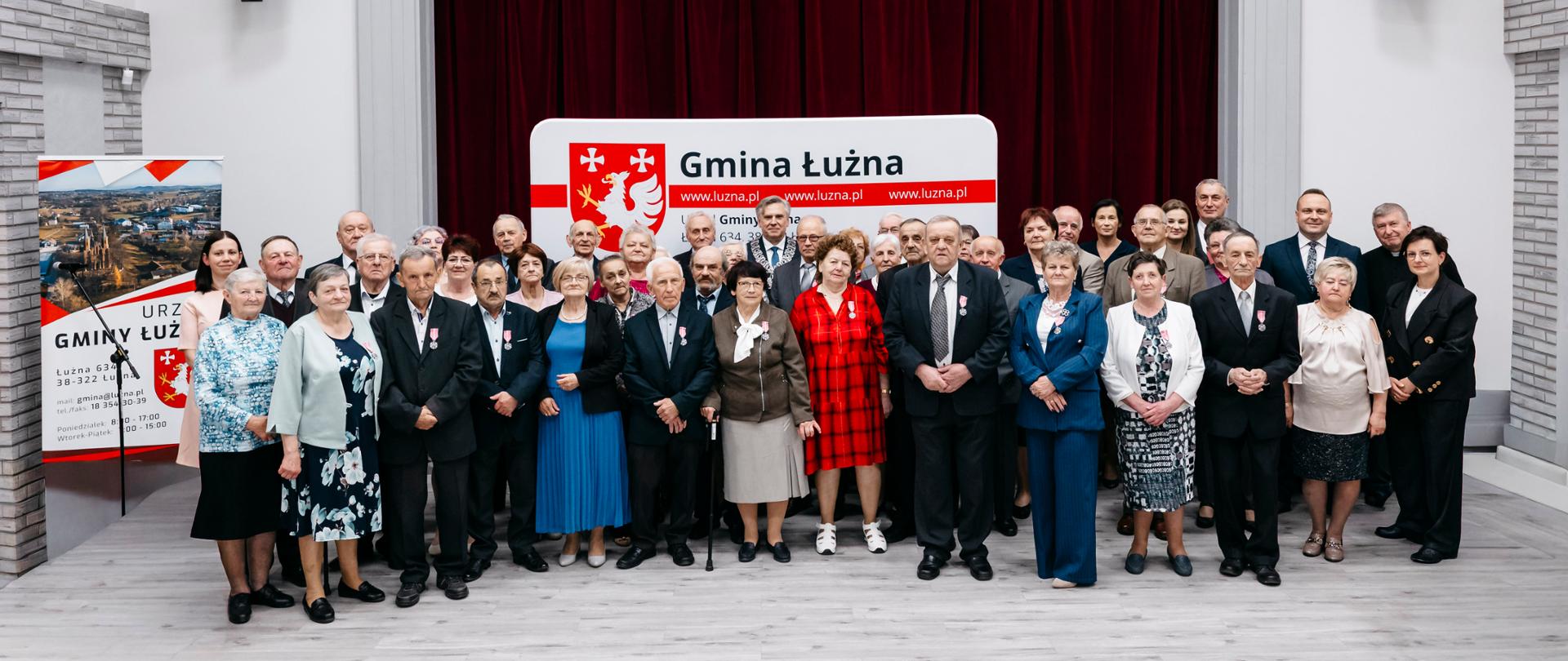 wspólne zdjęcie jubilatów z zaproszonymi gośćmi