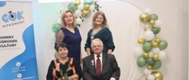 ZŁOTY JUBILEUSZ PAR MAŁŻEŃSKICH - JUBILACI WRAZ Z PANIĄ WÓJT ORAZ Z-CĄ KIEROWNIKA URZĘDU STANU CYWILNEGO PANIĄ EWELINĄ GROTKOWSKĄ