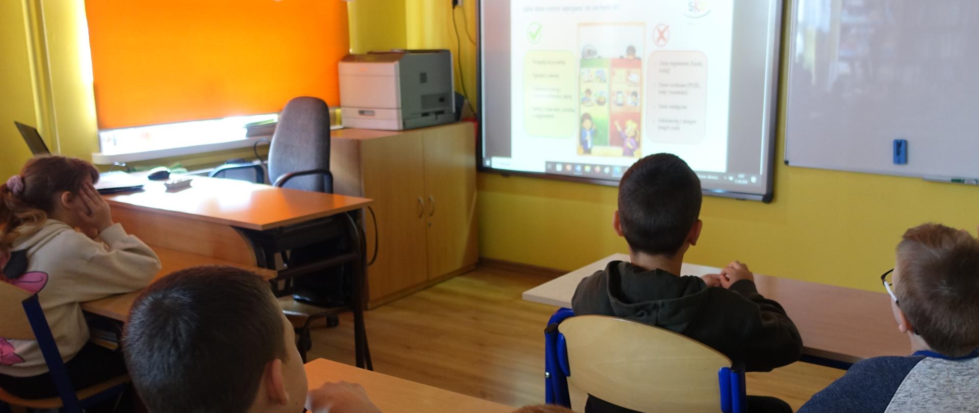 Uczniowie uczestniczą w lekcji online