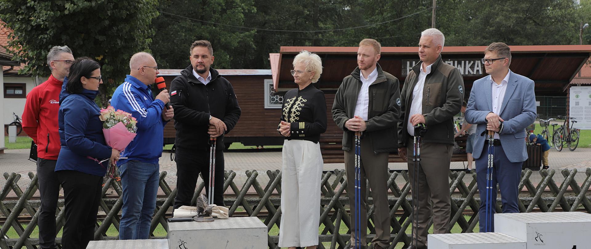 Moment wręczenia nagrody dla Mieczysławy Bogdanowicz