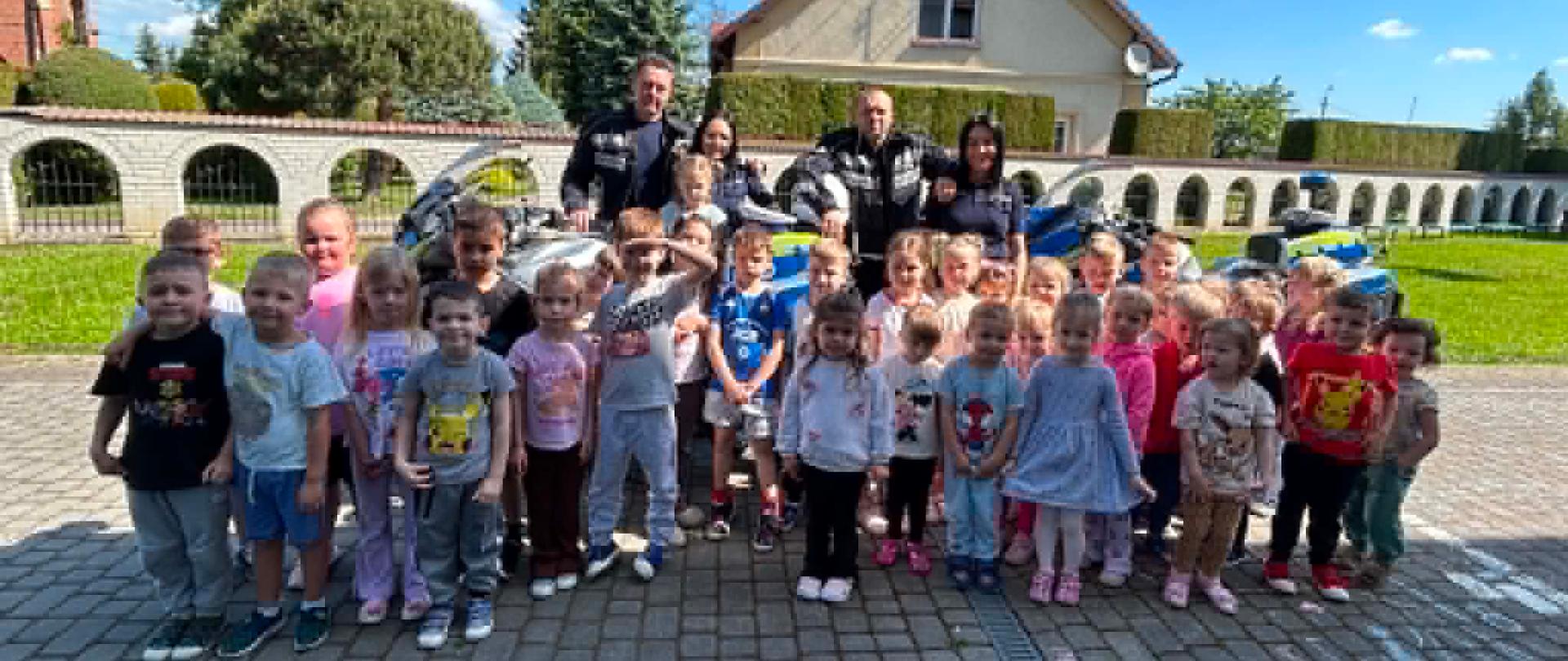 Grupa dzieci podczas spotkania z policjantami