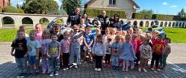 Grupa dzieci podczas spotkania z policjantami