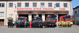 Grupowe zdjęcia wszystkich obecnych podczas powiatowych obchodów Dnia Strażaka w Zambrowie, w tle budynek KP PSP w Zambrowie