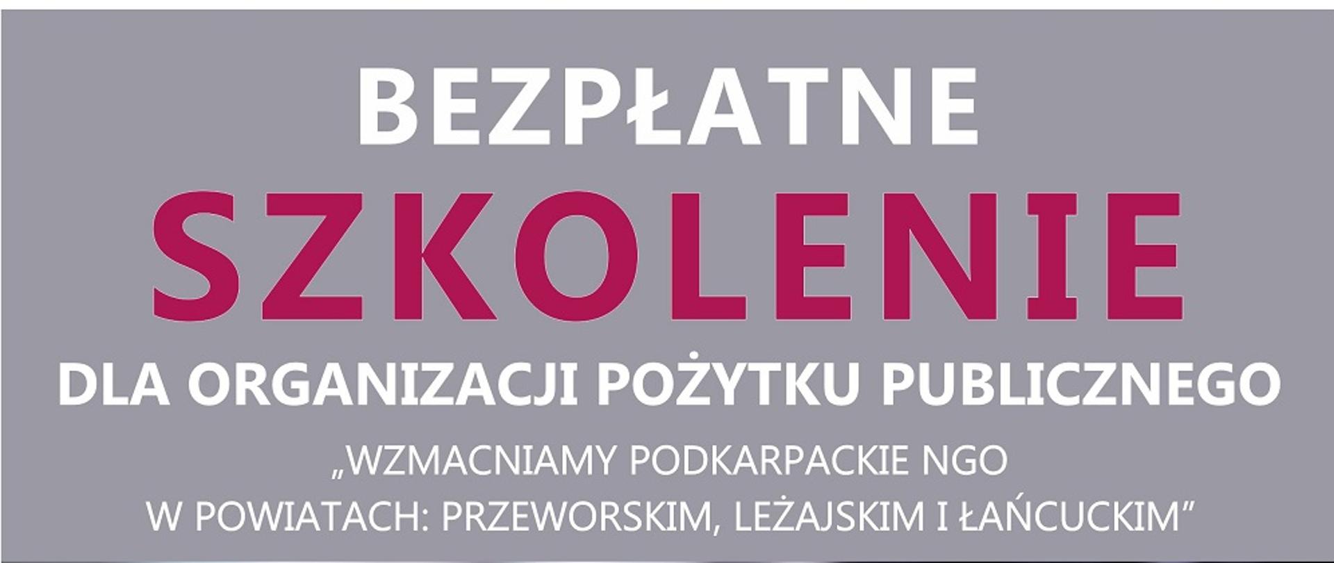 plakat w kolorach szaro różowych. Ręka w białej koszuli trzyma długopis nad kartką papieru. zaproszenie na szkolenie 