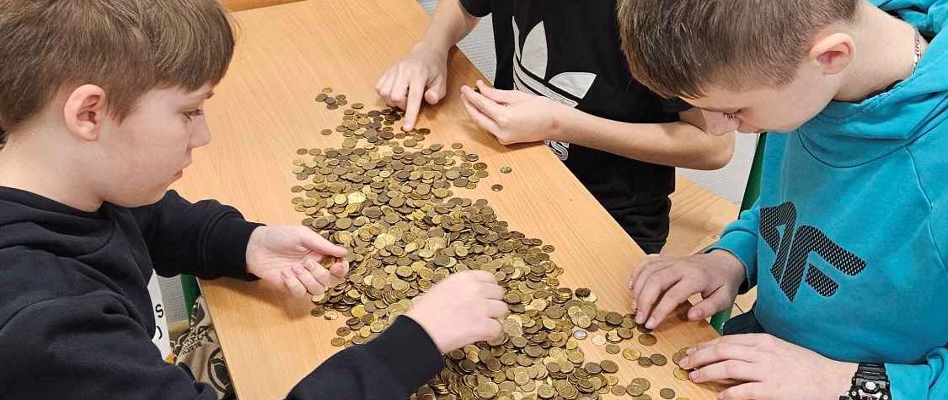 uczniowie liczą monety
