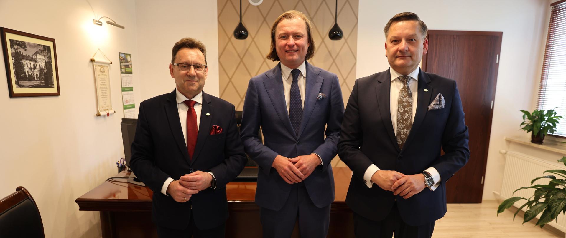 Na zdjęciu w gabinecie starosty sokołowskiego od lewej: Starosta Sokołowski, Wojewoda Mazowiecki, Wicestarosta