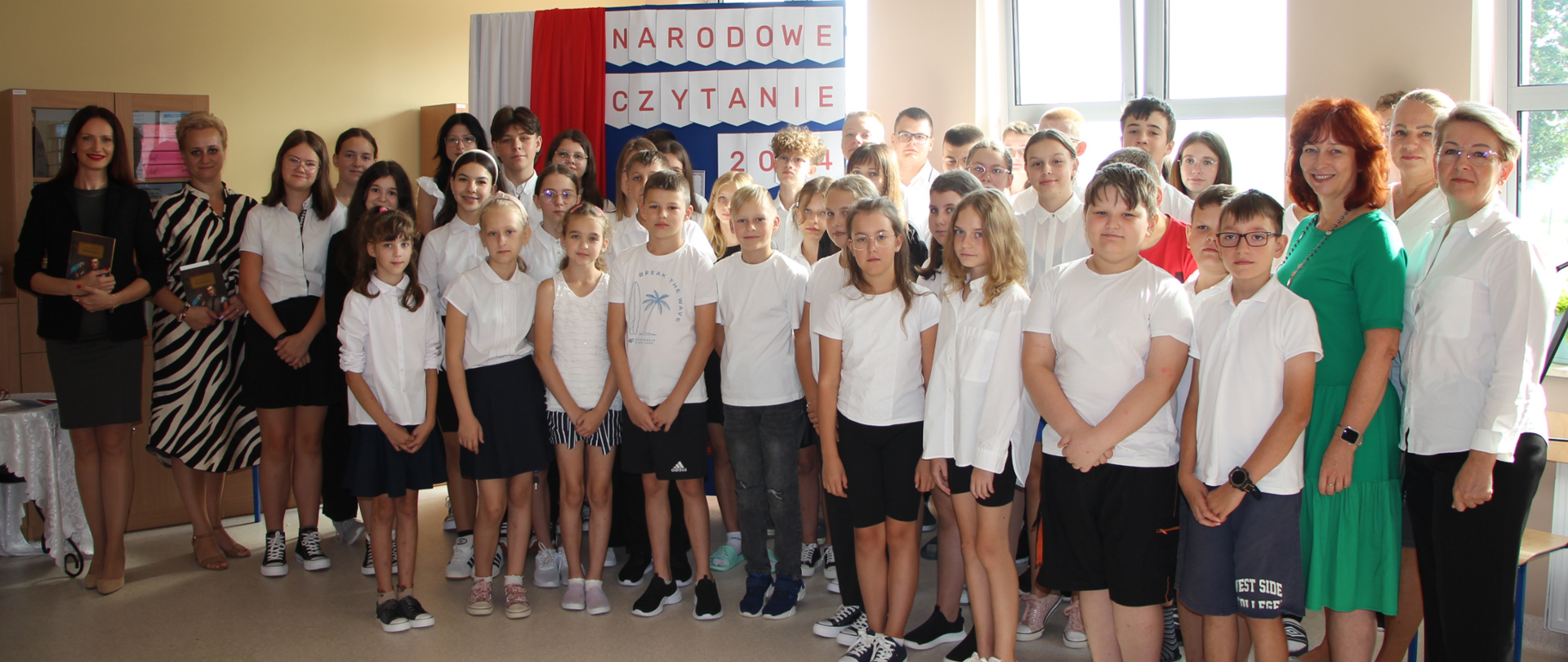 na zdjęciu znajdują się uczniowie SP w Starym Zakrzewie, Starosta Zambrowski wraz z dyrektorem i nauczycielami