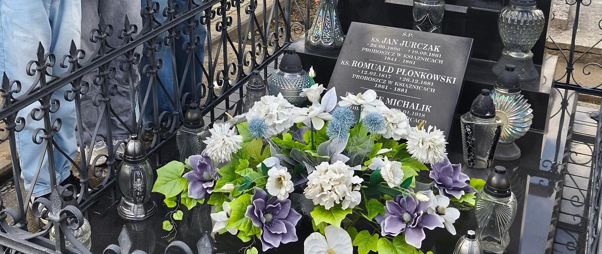 Grób ks.Grzyba na cmentarzu parafialnym w Książnicach