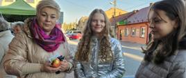 uczennice częstują jabłkami na chodniki