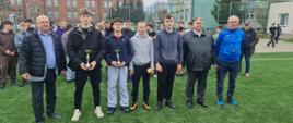 Zwycięzcy turnieju wraz z Sekretarzem Gminy Zambrów Panem Bogdanem Pacem, Wicestarostą Zambrowskim Panem Robertem Maciejem Rosiakiem i z panem sędzią. W tle widać inne drużyny, które brały udział w turnieju. 
