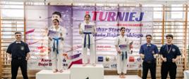 Zwycięzcy pozują na podium