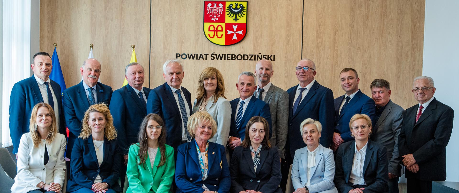 grupa ludzi wenwatrz