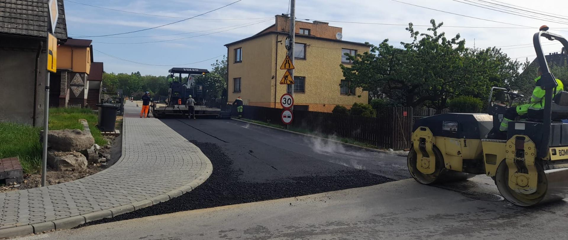 Walec drogowy ubijający świeżo położony asfalt