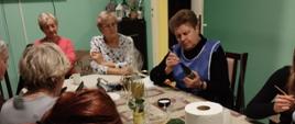 panie z klubu senior+ oraz dziewczęta z Internatu Zespołu Szkół w Dąbrowie Białostockiej wykonujące wspólnie świąteczne ozdoby