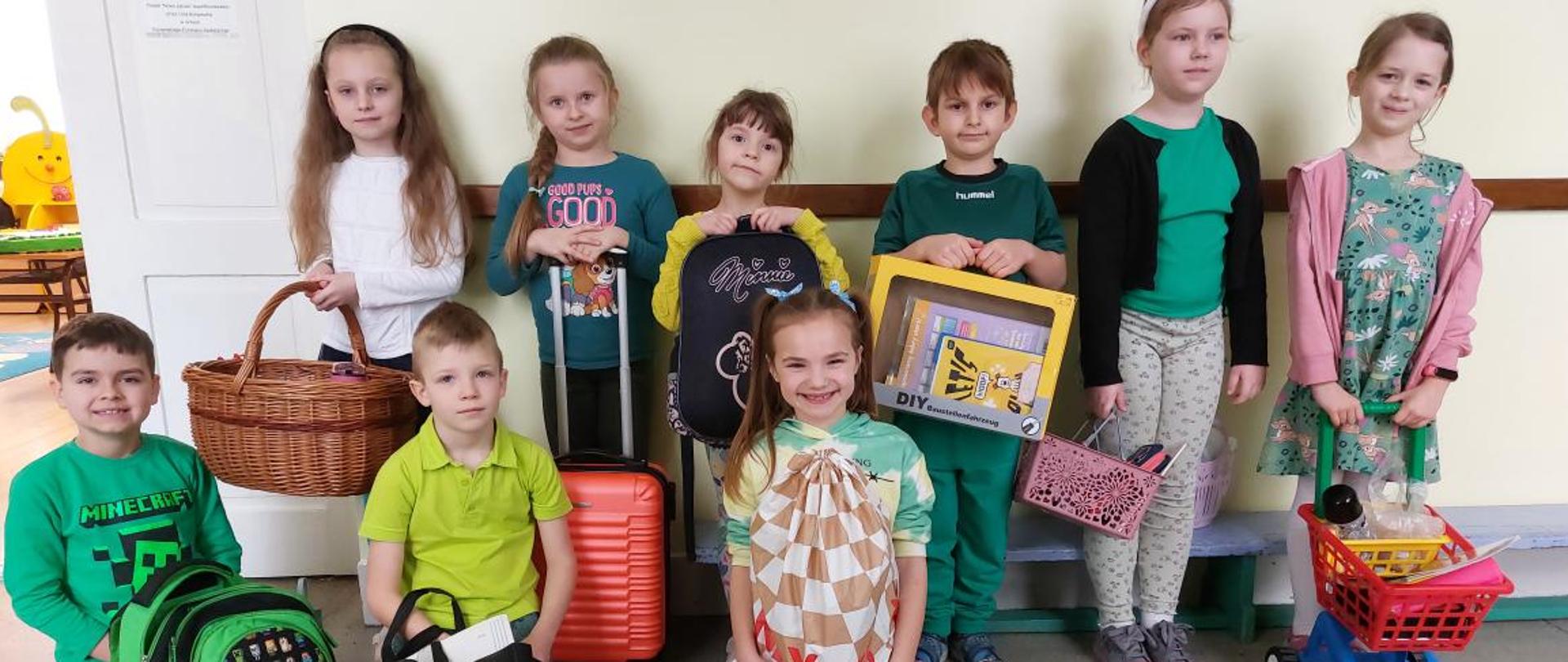 Uczniowie klasy I w Dniu plecaka i w Dniu kolorów.