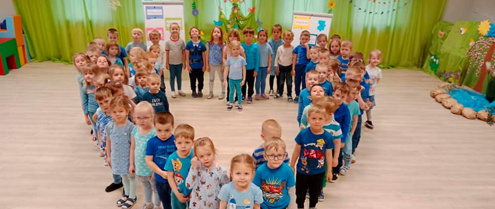 dzieci ustawione w kształcie serca