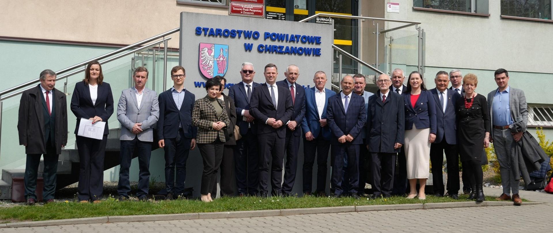 Przewodnicząca Rady Powiatu Dąbrowskiego i Sekretarz Powiatu z uczestnikami konwentu przed Starostwem Powiatowym w Chrzanowie