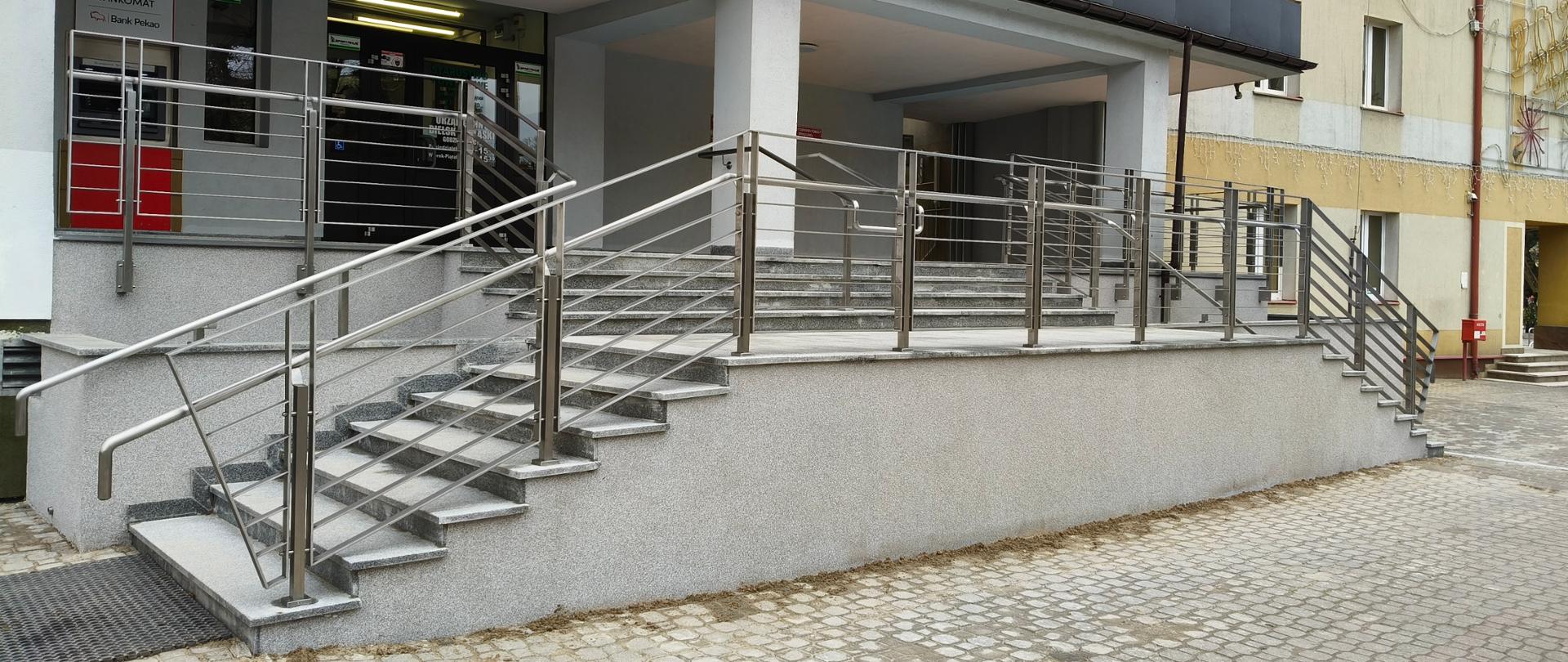 Nowe schody w budynku Starostwa Powiatowego i Urzędu Gminy Bielsk Podlaski