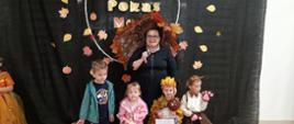Nauczycielki wraz z wychowankami pozują do zdjęcia