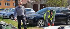 Starosta Krzysztof Bieńkowski nadzoruje prace ziemne. Zdjęcie wykonane na terenie zielonym pomiędzy parkingiem a chodnikiem przy ulicy Świętego Wojciecha w Przasnyszu. 